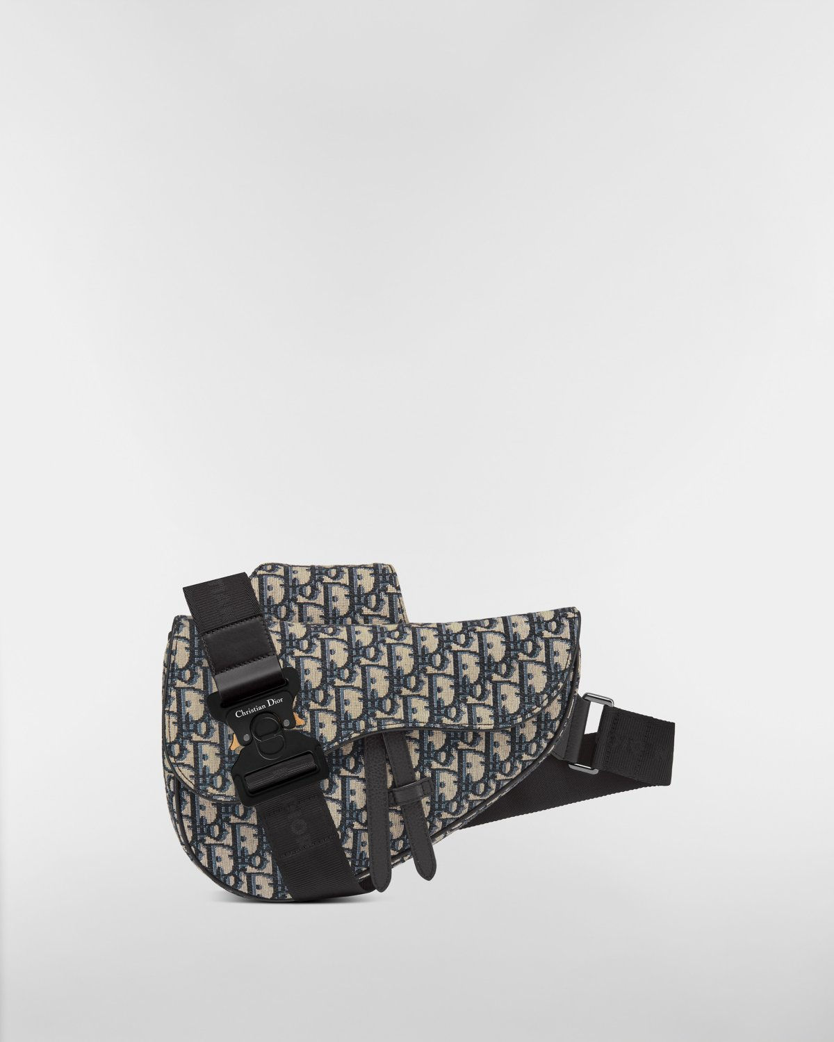 Dior Saddle bag in beige and black Dior Oblique jacquard – three-quarter view