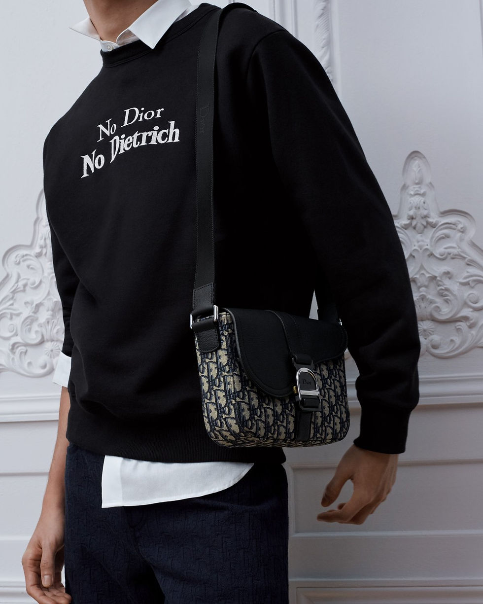 Dior Saddle Heritage messenger bag in blue Dior Oblique jacquard – worn crossbody on model