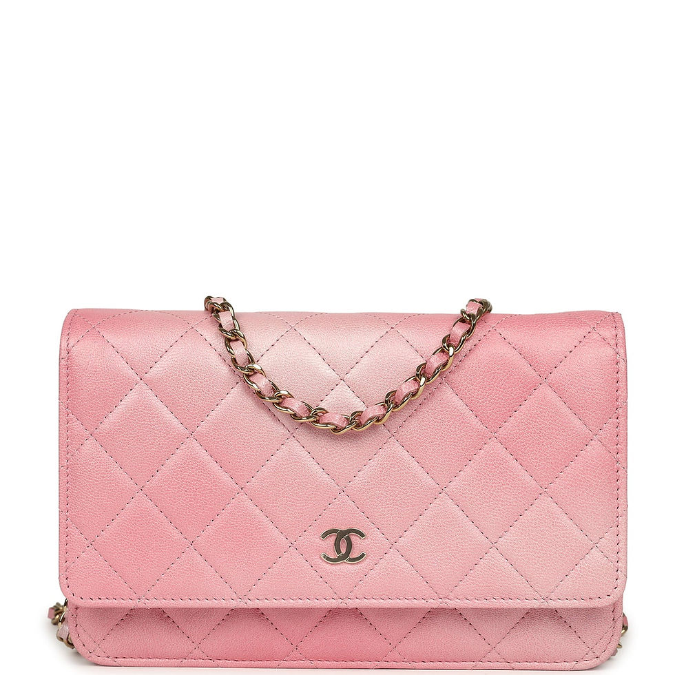 Front view of the wallet on chain in ombré pink shiny goatskin with a gold CC