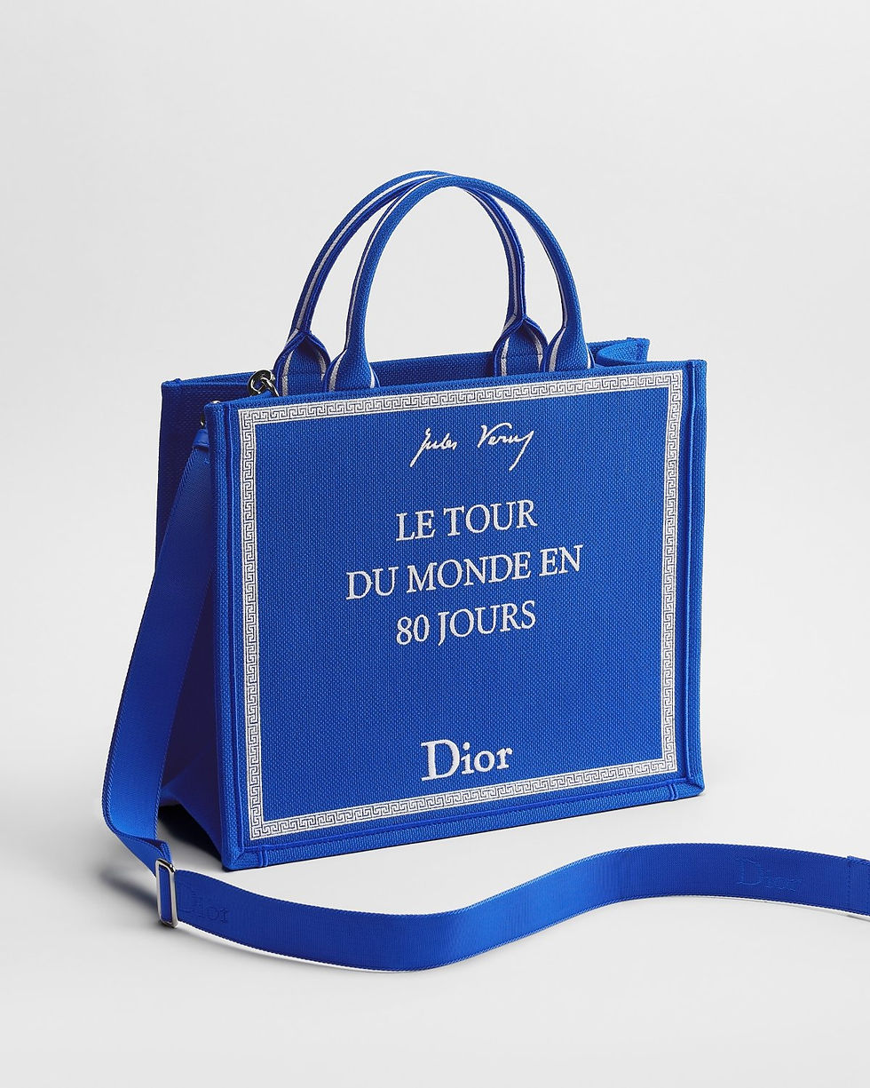 Thumbnail: Dior Medium Book Tote in blue cotton with Le Tour du Monde en 80 Jours cover – view 4