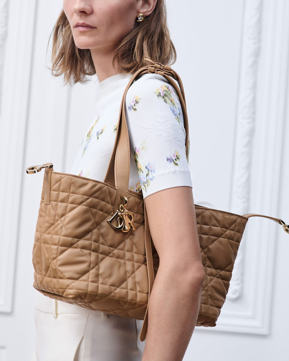 Dior Medium Toujours bag in camel Macrocannage calfskin – view 2