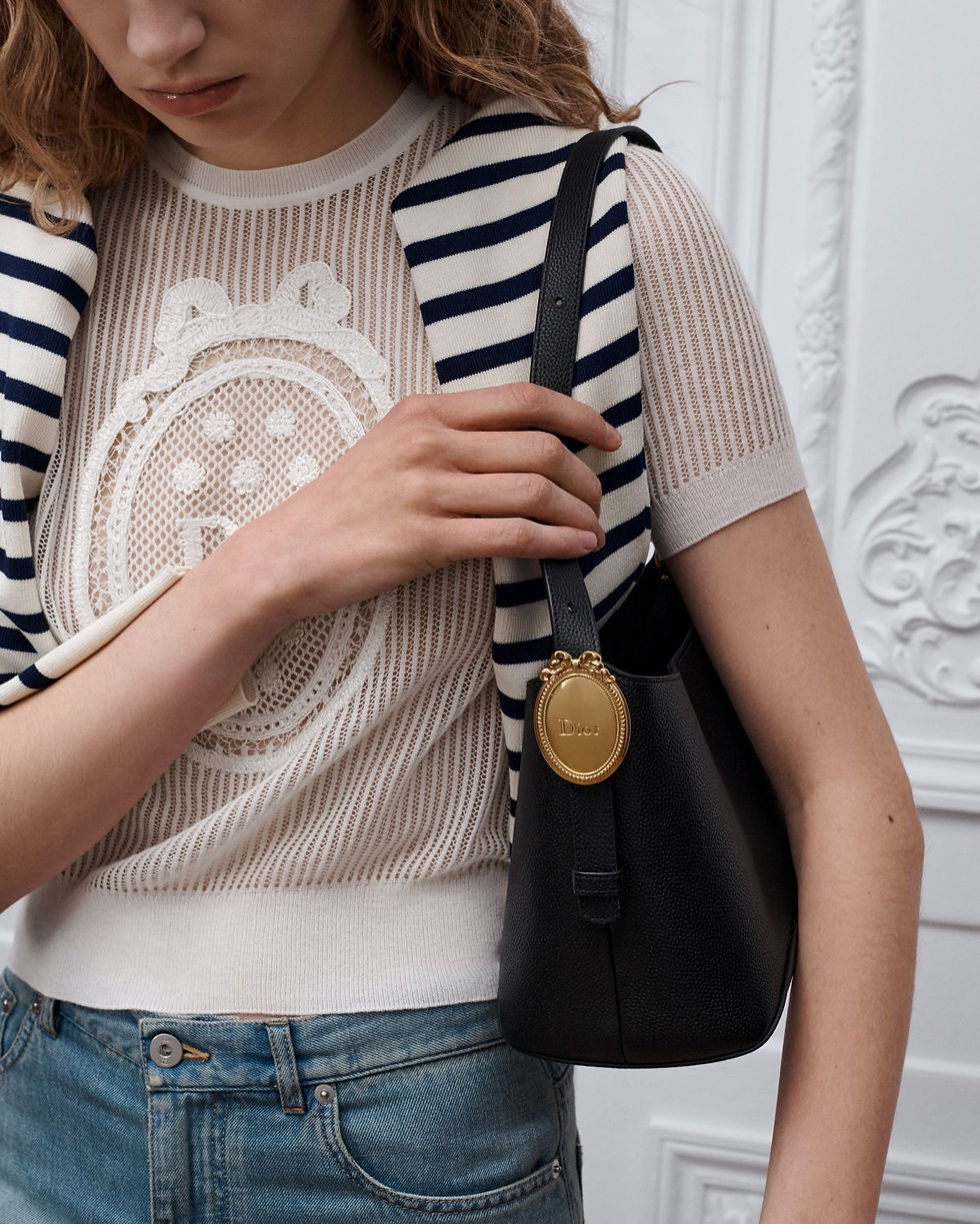 Thumbnail: Dior Small Médaillon Bucket bag in black calfskin – view 6