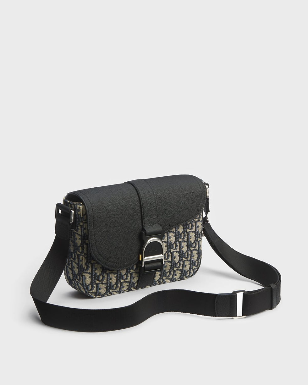 Thumbnail: Dior Saddle Heritage messenger bag in blue Dior Oblique jacquard – three-quarter view