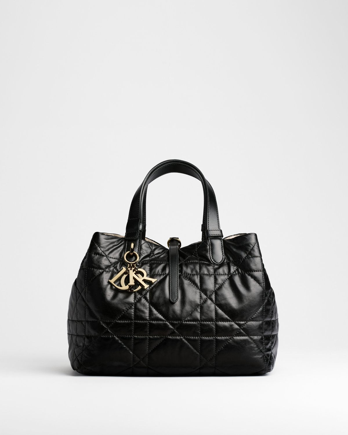 Dior Medium Toujours Reversible bag in black and Trench Macrocannage calfskin – front view