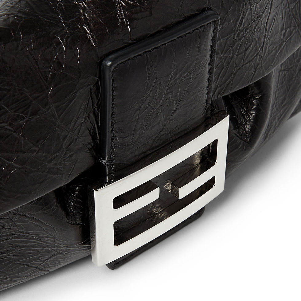 Thumbnail: Fendi Baguette Soft Small bag in black crackled calfskin – view 5
