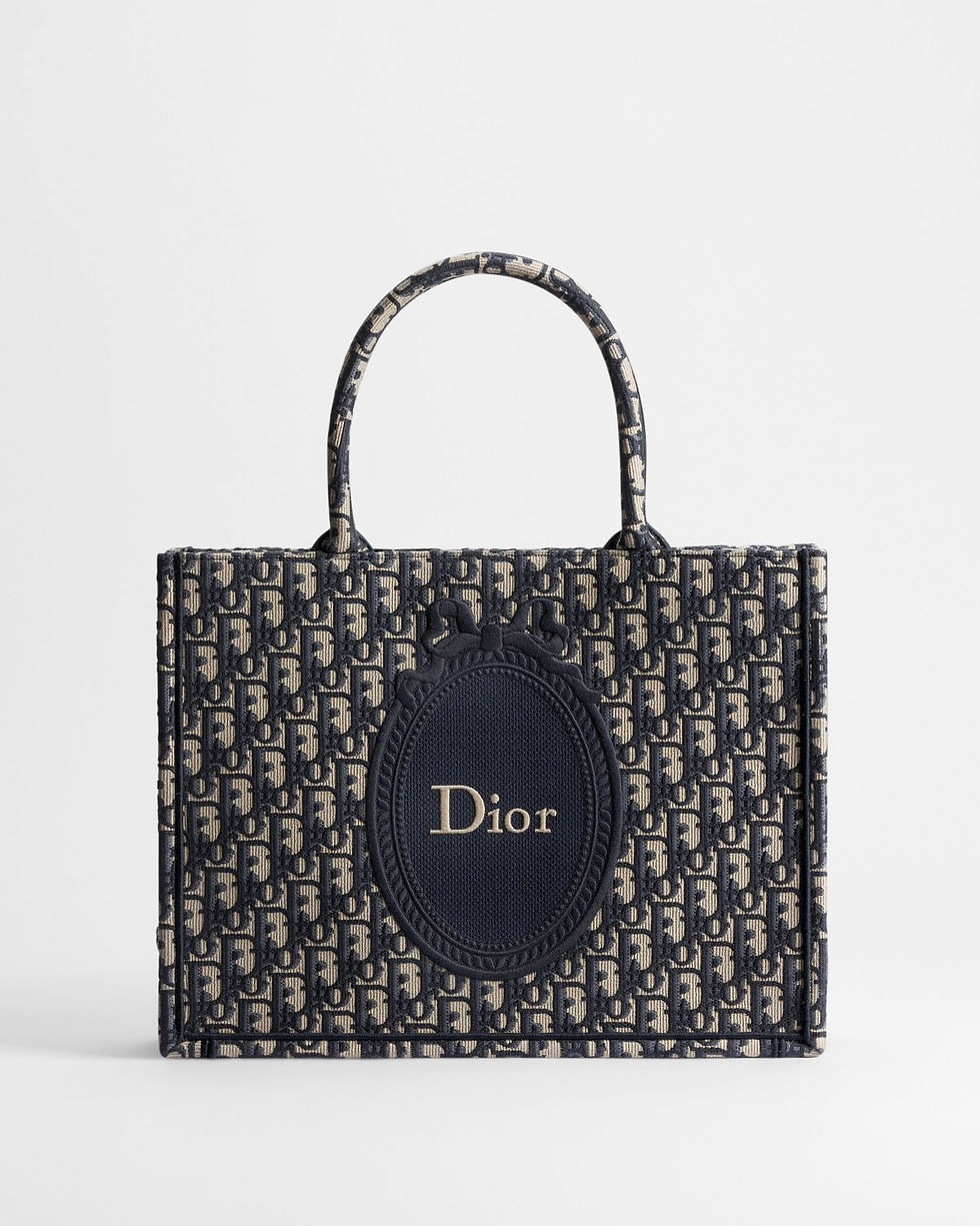 Dior Medium Book Tote with strap in blue Dior Oblique jacquard with Médaillon signature – front view