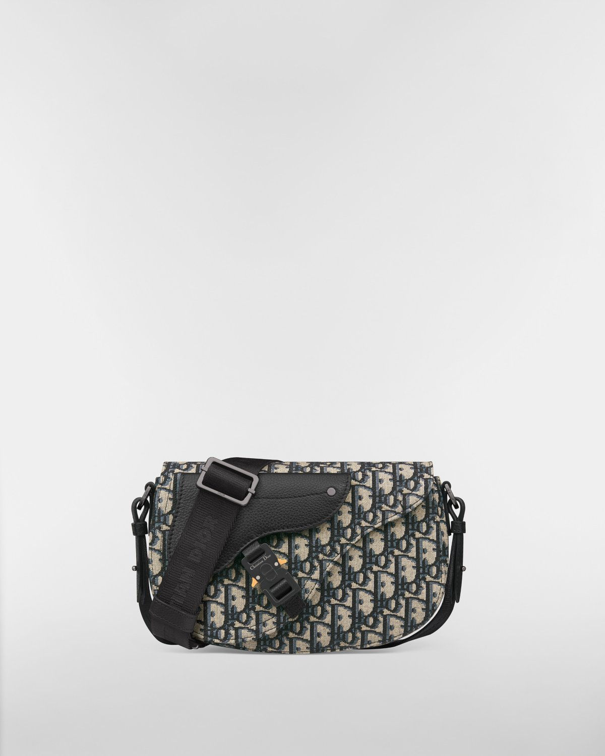 Dior Saddle messenger bag in beige and black Dior Oblique jacquard – front view with strap