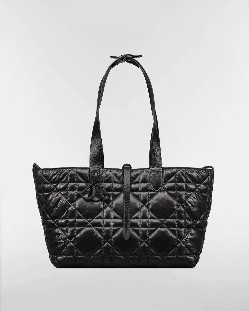 Dior Toujours Medium bag in black crinkled Macrocannage calfskin – view 2