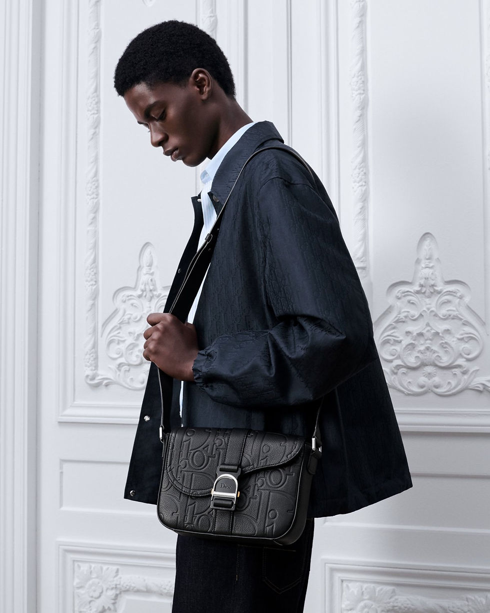 Dior Saddle Heritage messenger bag in black Dior Gravity leather – worn crossbody on model
