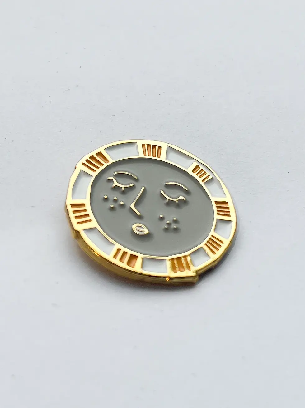 Miniaturbild: Emaille Pin mit zwei Butterfly Verschlüssen auf der Rückseite als süßer Alltagsbegleiter