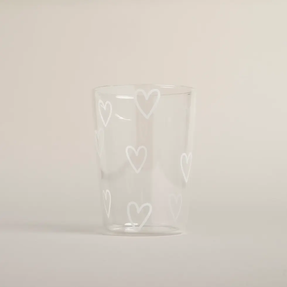 Miniaturbild: Praktisches Trinkglas mit weißen Herzen