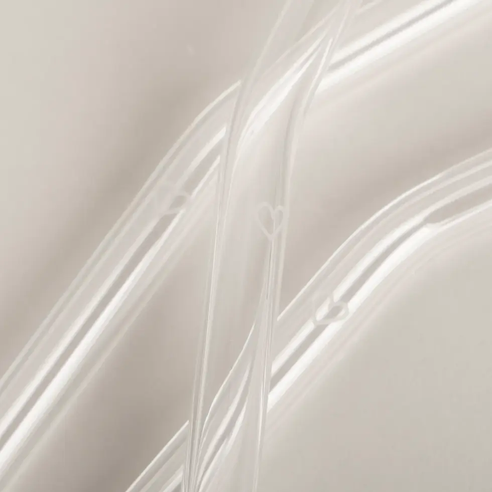 Miniaturbild: Gebogener Borosililkatglas-Strohhalm mit kleiner herzförmiger Lasergravur