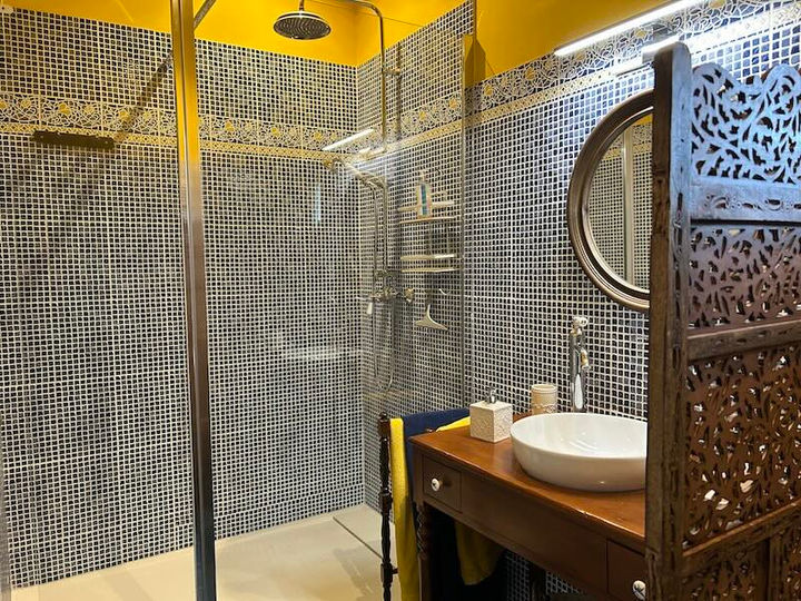 Style rétro Mosaïque, bois et céramique dans la salle de bain  Sérénité du Ventoux