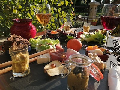 Slates: dinner to be enjoyed with a glass of wine in the colour of your choice