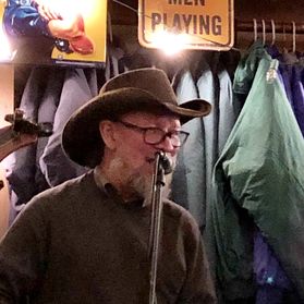 Mike McKinley performing with Harmony Grits
