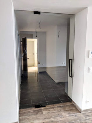 Glazen deur met vloerveer