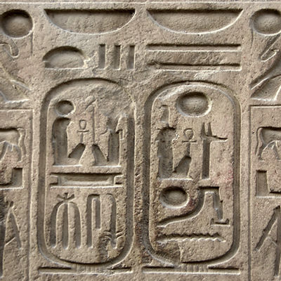 Hieroglyfer i gamle murer