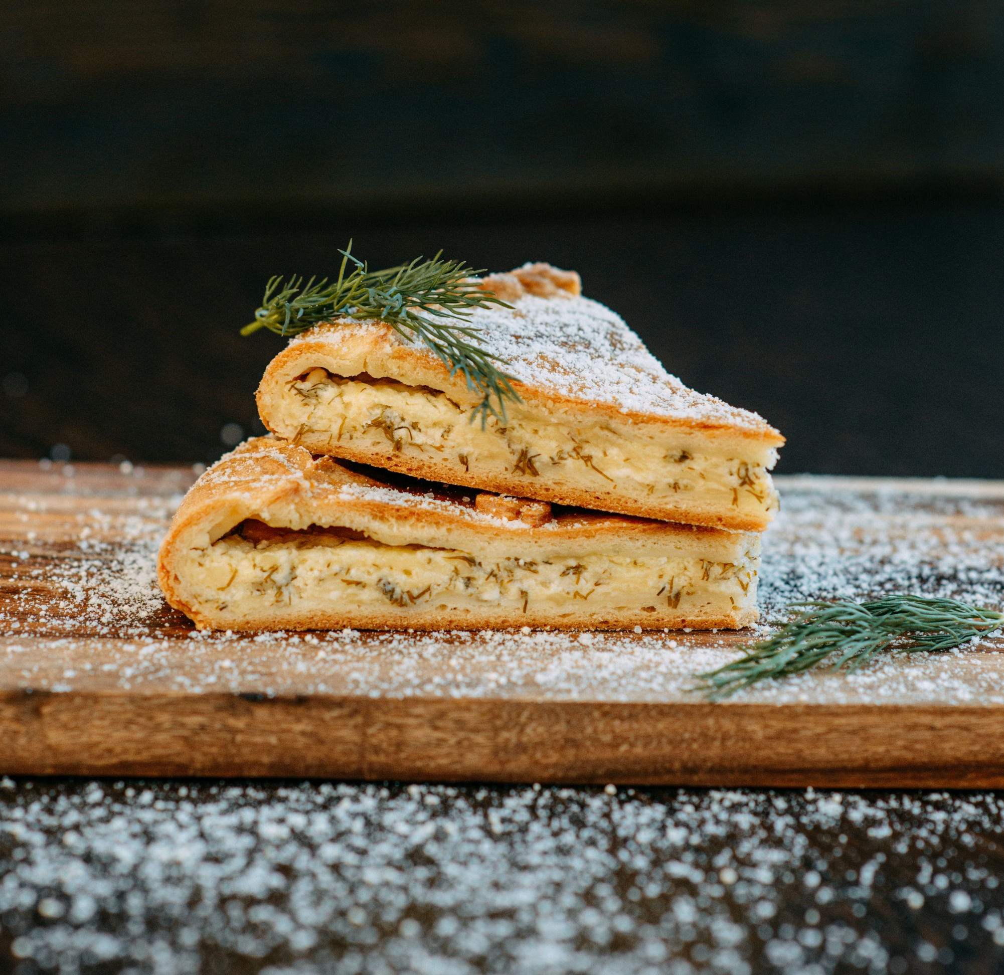 Пирог с сыром, творогом, помидорами и базиликом