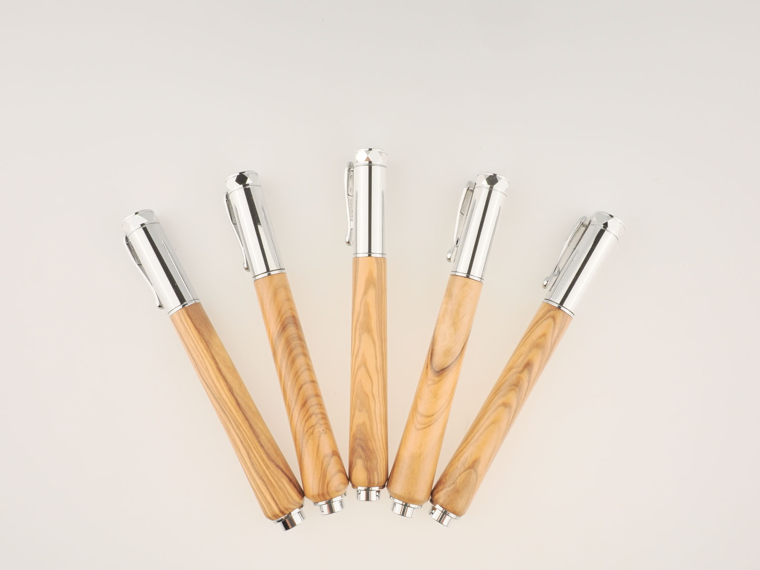 Stylo roller à mécanisme aimanté chromé et corps en olivier