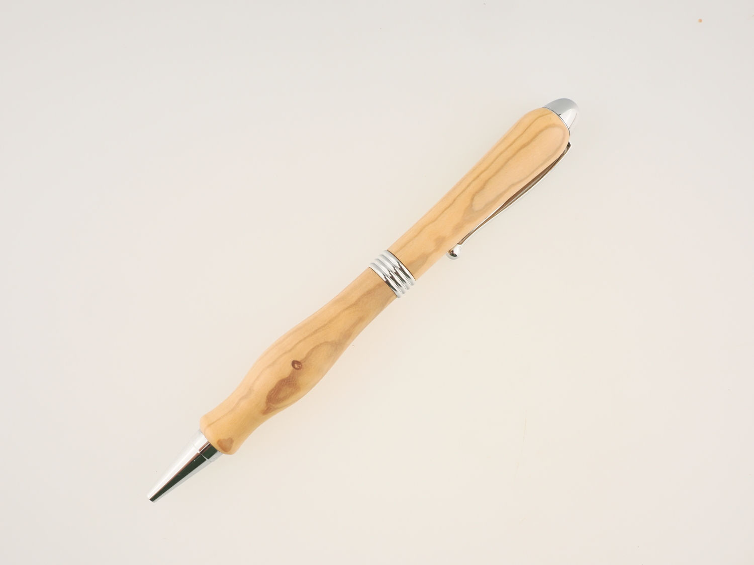 Stylo bille chromé et corps en olivier