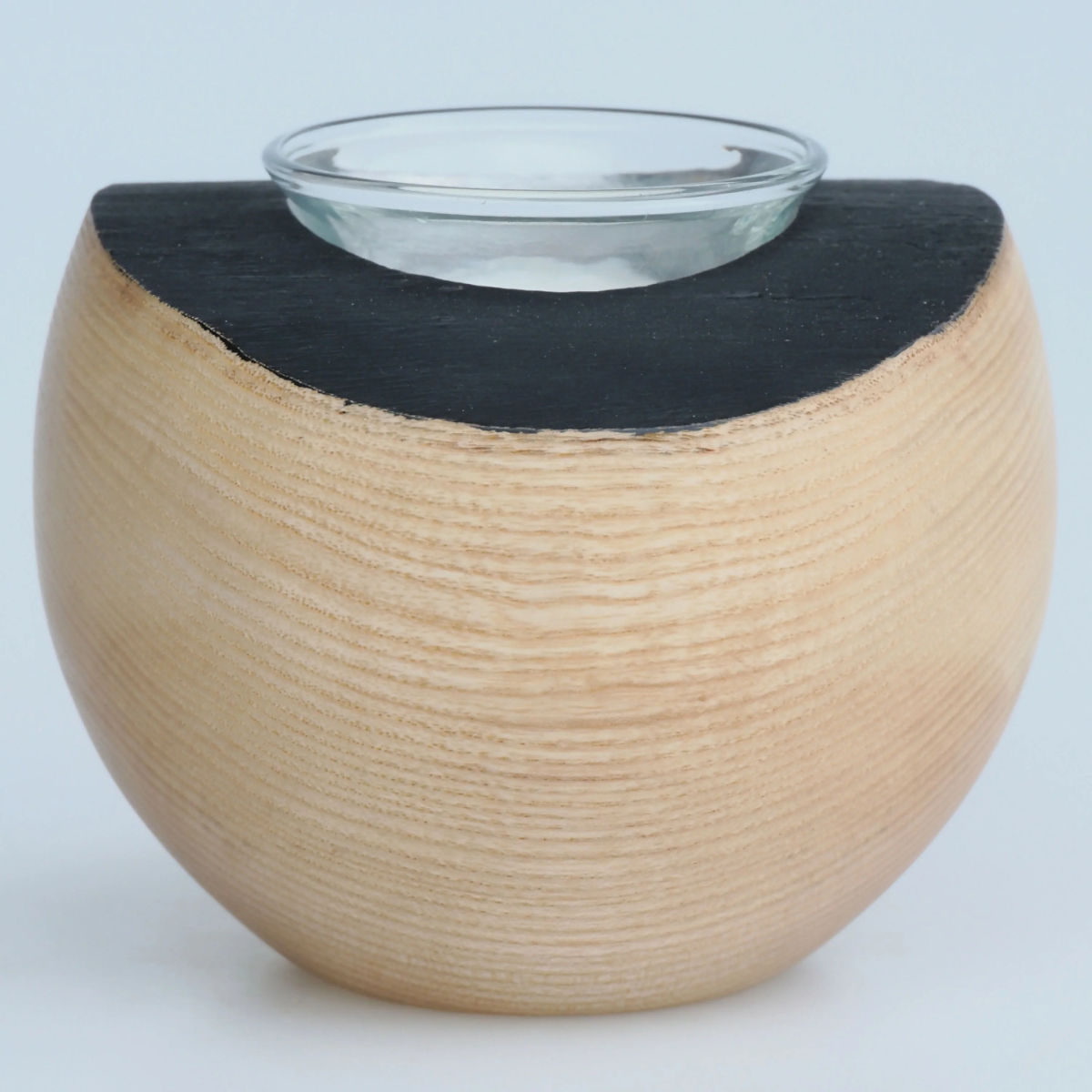 Bougeoir en frêne noir et argent à bord naturel