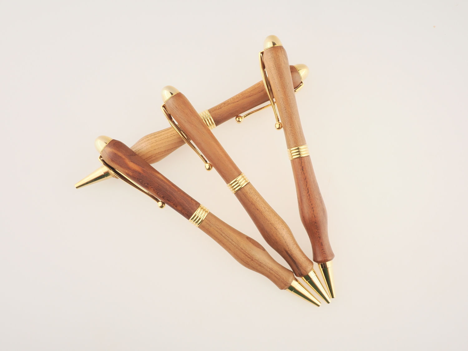 Stylo bille plaqué or et corps en amandier