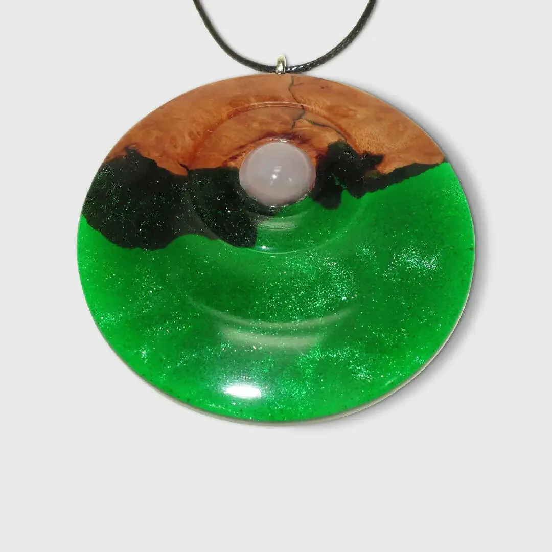 Pendentif en bruyère, résine époxy et quartz rose