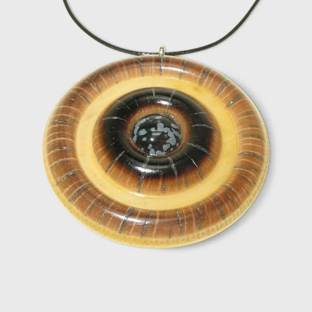 Pendentif en noisetier, buis et obsidienne « Snow flakes »
