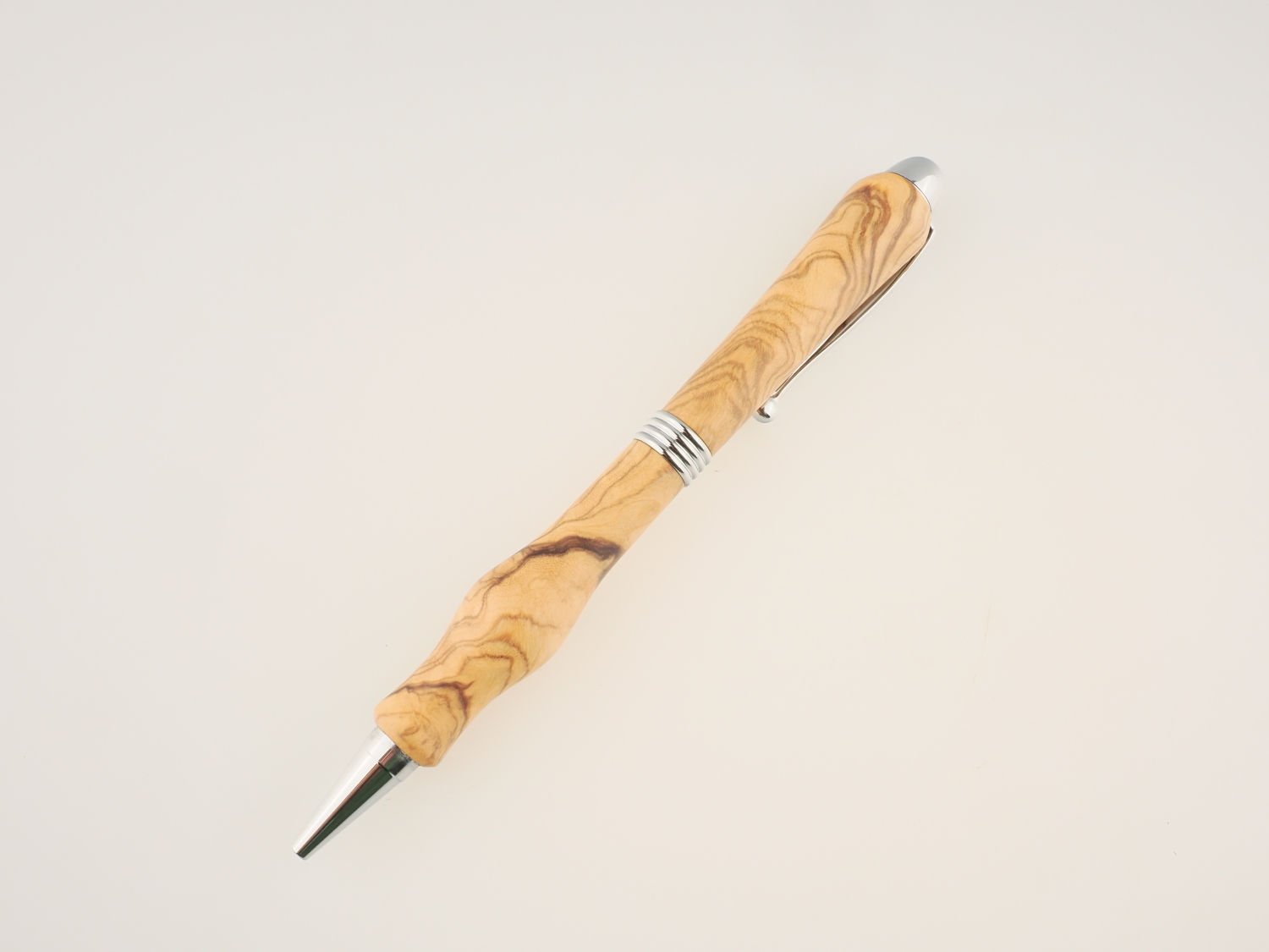 Stylo bille chromé et corps en racine d'olivier
