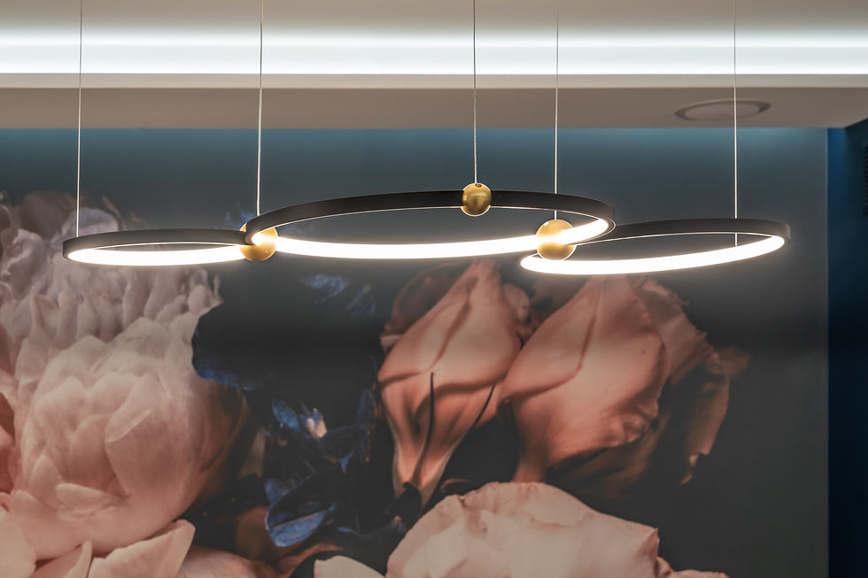 Designerska lampa sufitowa na tle kwiatowego wzoru