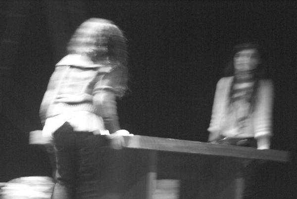 Sosteniendo una mesa entre dos Foto A.Ba