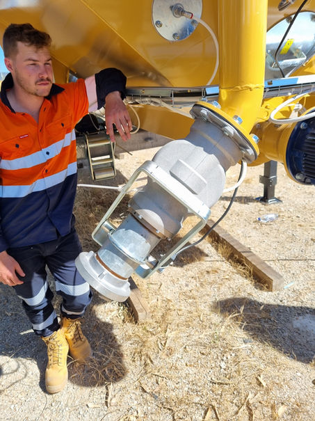 Carmix Carsilos are stationary horizontal cement silos fitted on telescopic stabilizers (extendable legs) for easy loading/unloading from trucks