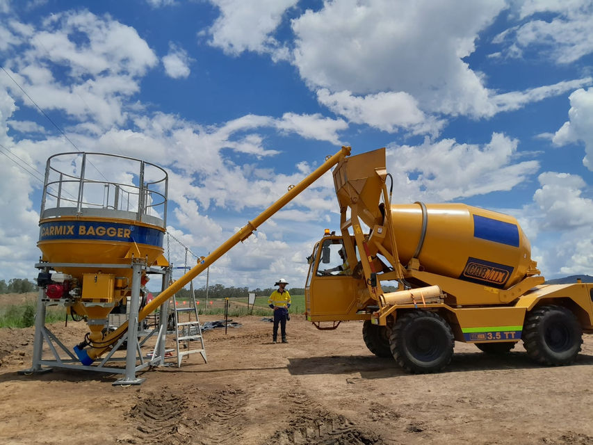 Carmix Cement Bagger. Small silo for cement bags or Big-Bags with extractor screw. Best to be filled using 1T cement bags.