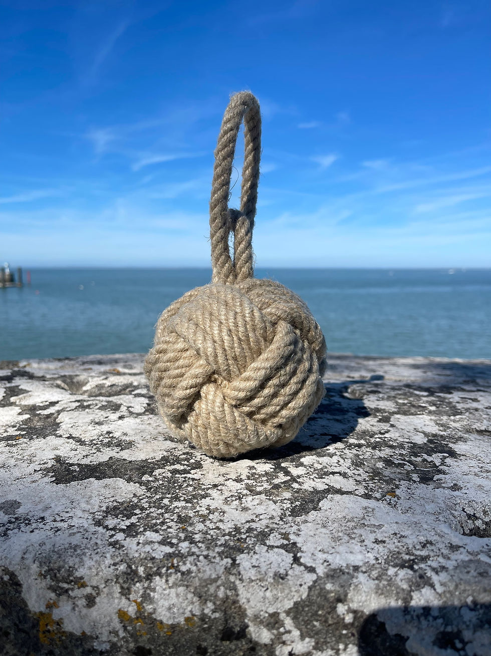 Miniature : Cale-porte XL “Pomme de Tireveille” – Corde artisanale & poids 1,2 kg