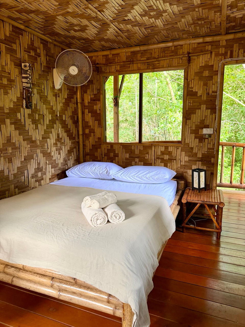 garden-view-treehouse-bedroom-balcony