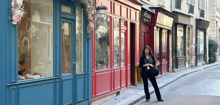 Leslie walking in Paris