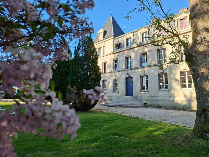 Château des Aulnes, réception entouré d’arbres en fleurs – Espace traiteur à Nancy Metz