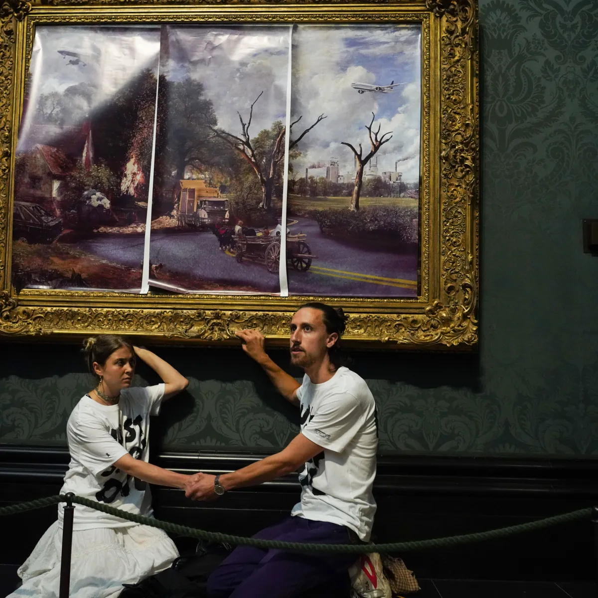 Ativistas colaram as mãos na moldura de "The Hay Wain" depois de cobri-la com uma versão modificada da pintura