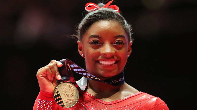 Simone Biles beauté défrisée - défrisage - cheveux défrisés