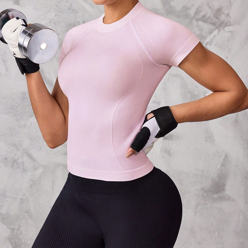 Top esportivo feminino de manga curta, tecido respirável e de secagem rápida.