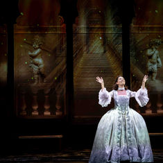 Auteur : Carlo Goldoni
Metteur en scène : Giancarlo Marinelli
Distribution : Caterina Murino, Sarah Biasini, Vincent Deniard, Vincent Desagnat, Thierry Harcourt, Tom Leeb , Pierre Rochefort, et l’amicale participation vocale de Jean Reno.