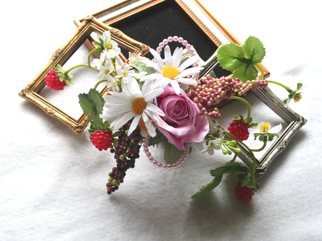 HA008：コスモスと苺の髪飾り、７パーツ付き