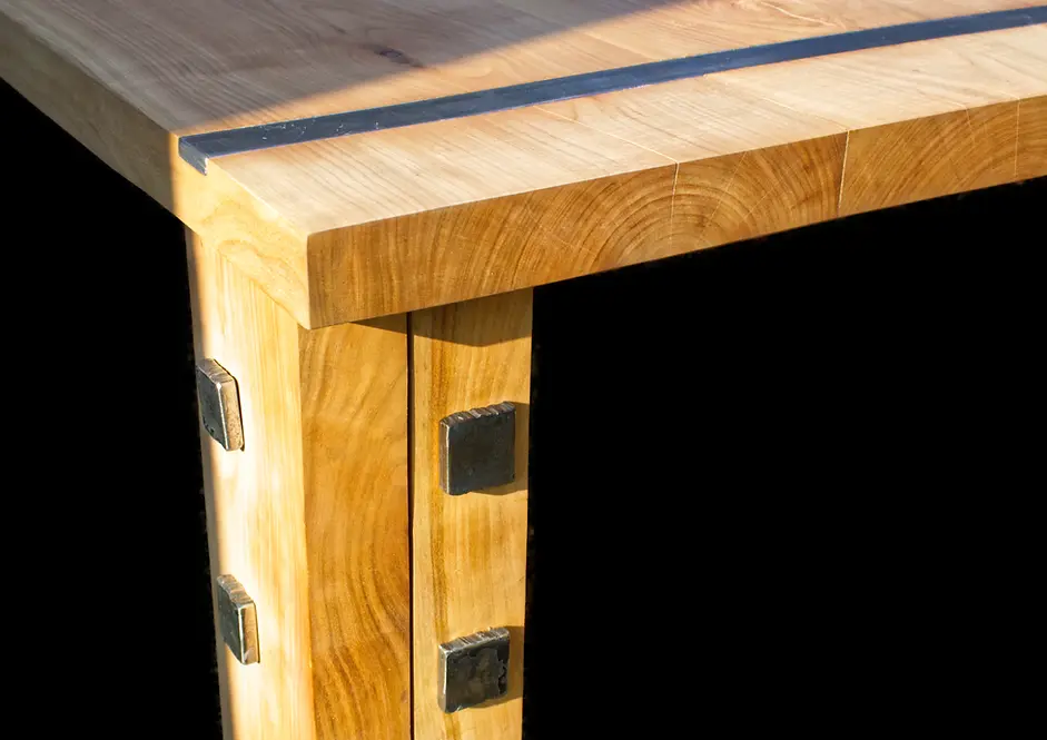 Dunkler Tisch nahaufnahme 1 .webp