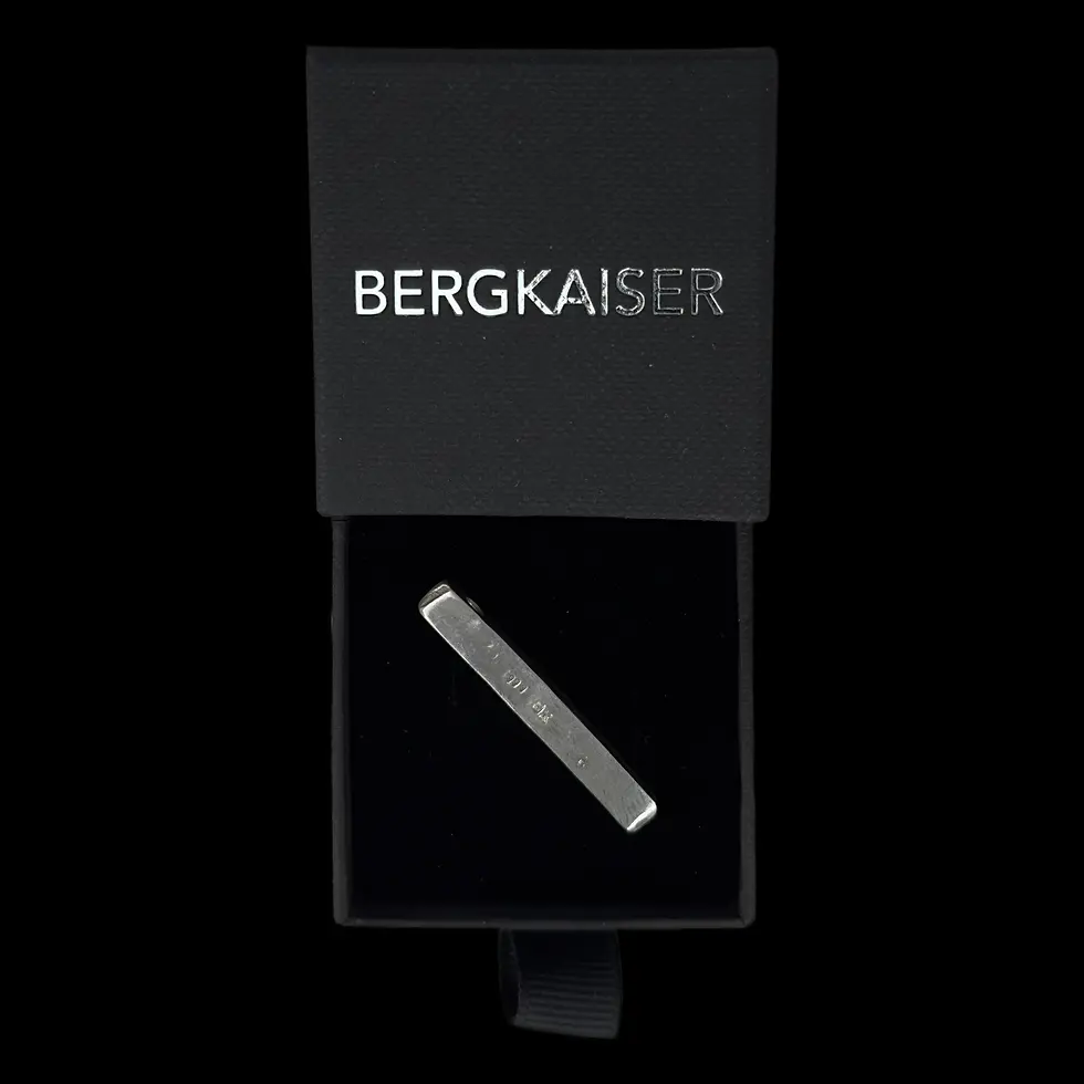 Thumbnail: BergKaiser Silberanhänger Silber Stick XS in seiner Geschenkverpackung Rückseite