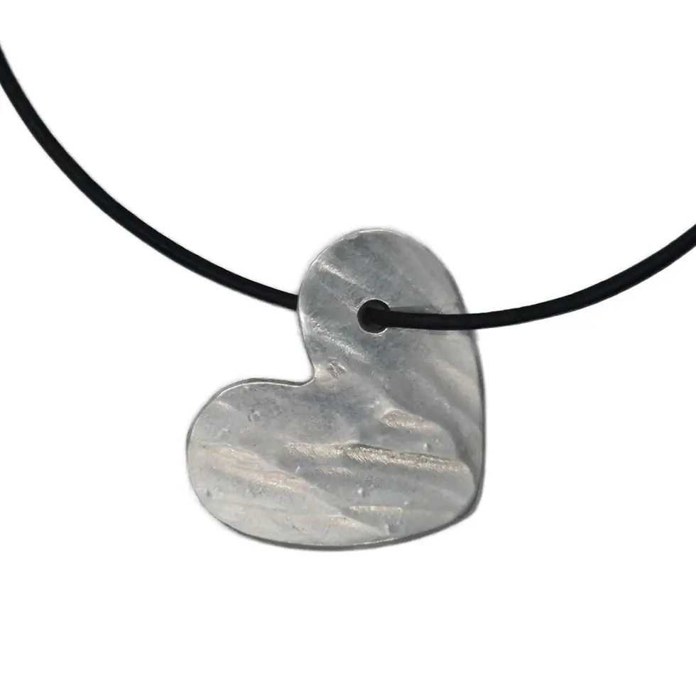 Silber Herz Basic hängt an seinem Lederband XL weiß