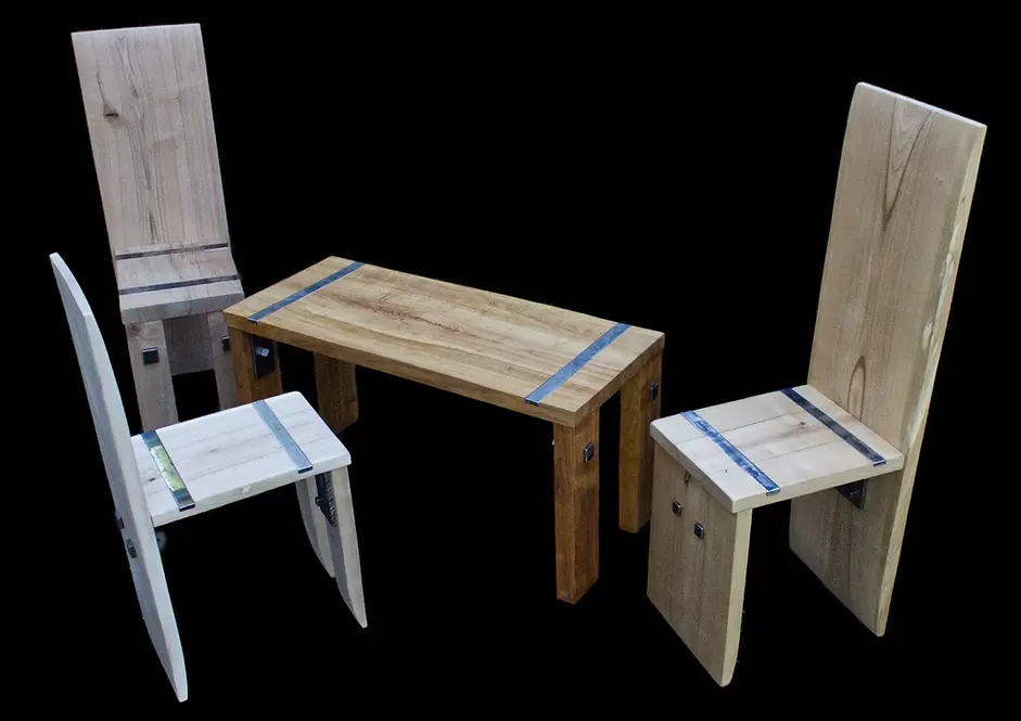 3x Stuhl und Wohnzimmer Tisch .webp