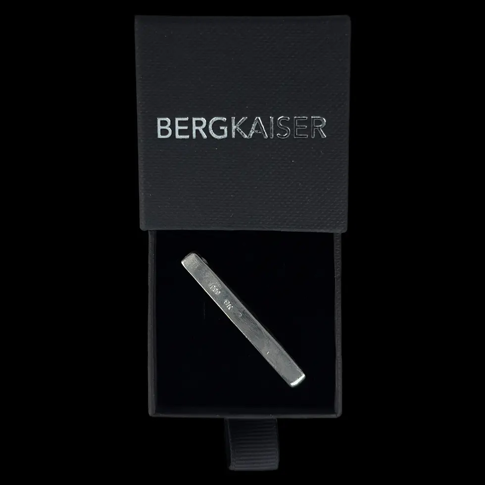 Miniaturbild: BergKaiser Silberanhänger Silber Stick S in seiner Geschenkverpackung Rückseite