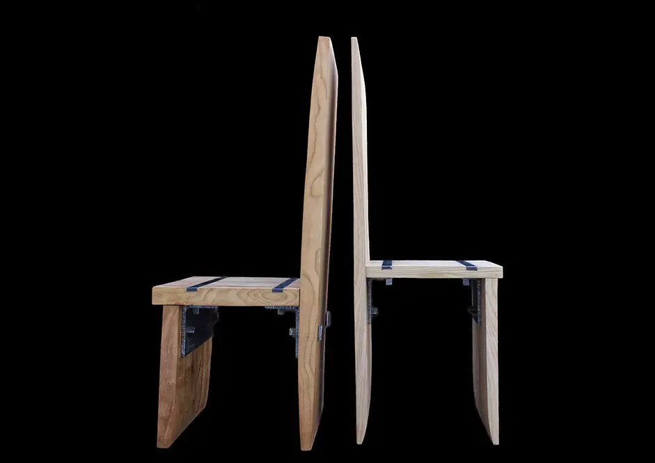 Dunkler und heller Stuhl seitlich .webp