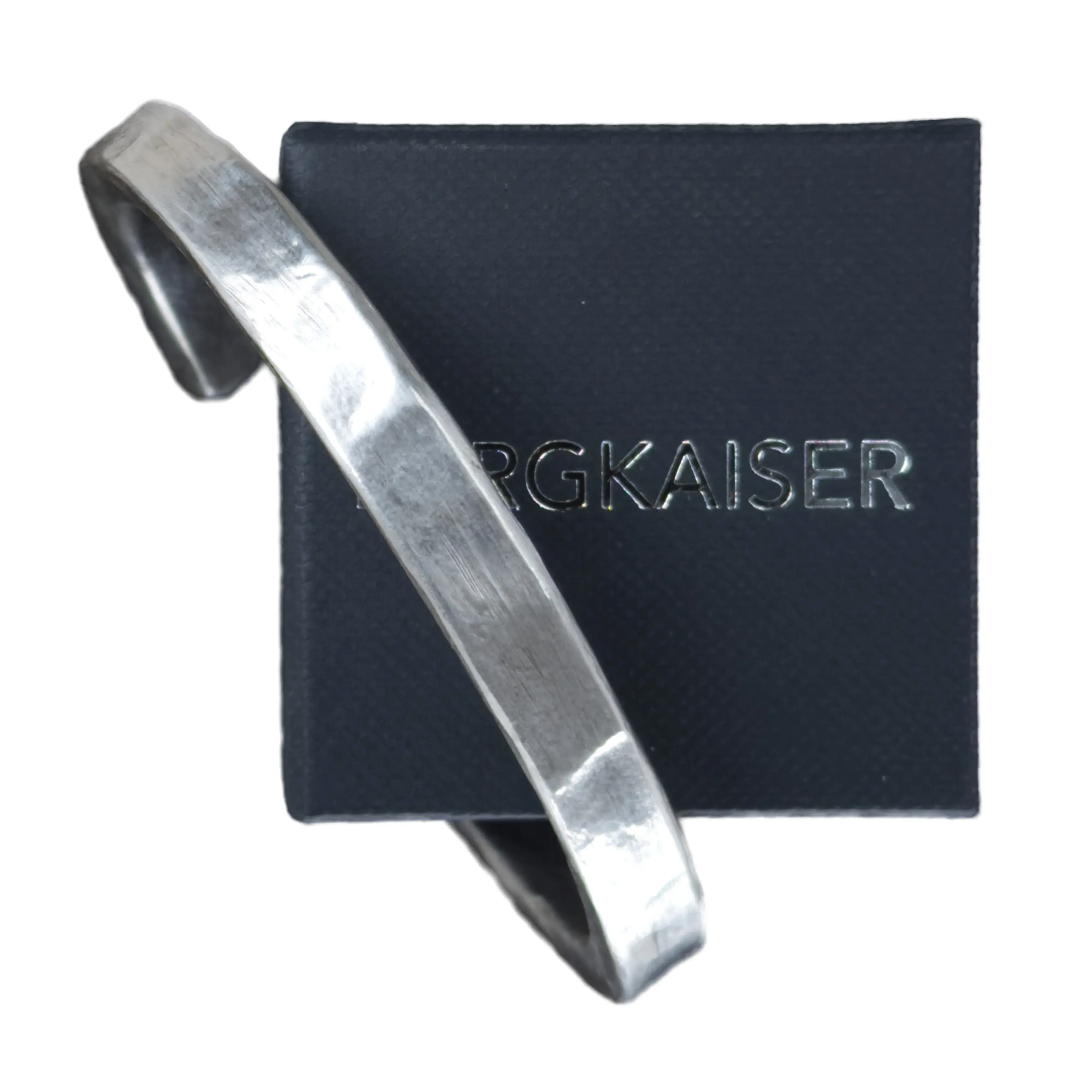 BergKaiser Vintage Silberarmreif KAISER auf seiner Geschenkverpackung XL weiß