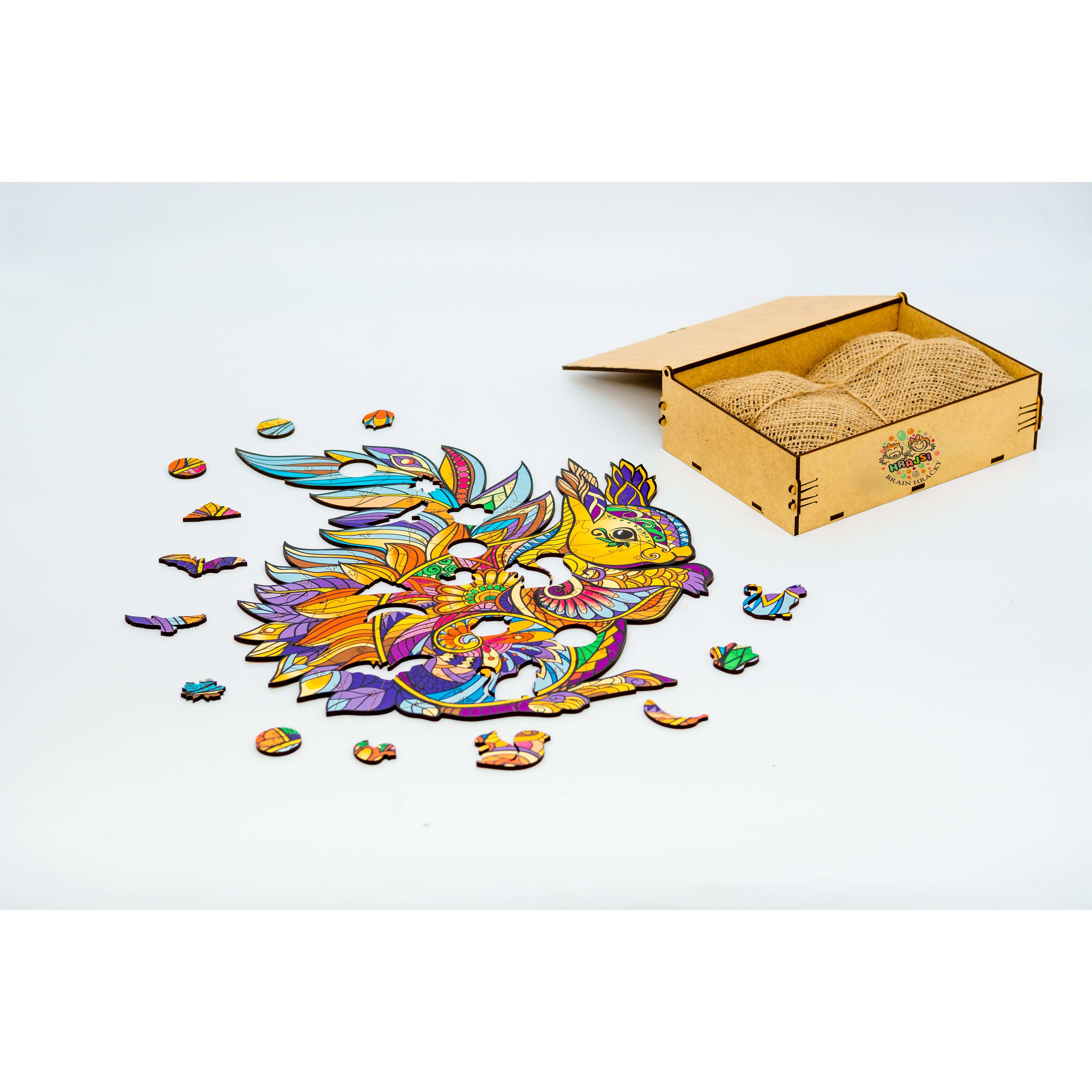 Detail dřevěného dílku puzzle veverka - kvalitní barvy a hladký povrch